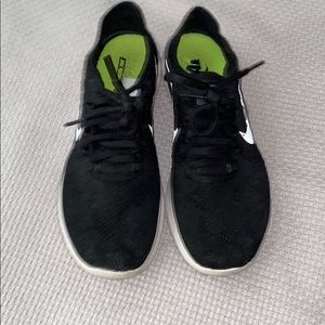 black nike tennis shoes